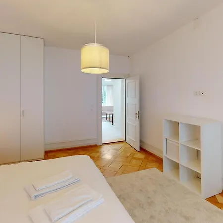 2br District 6 - Near Centre *